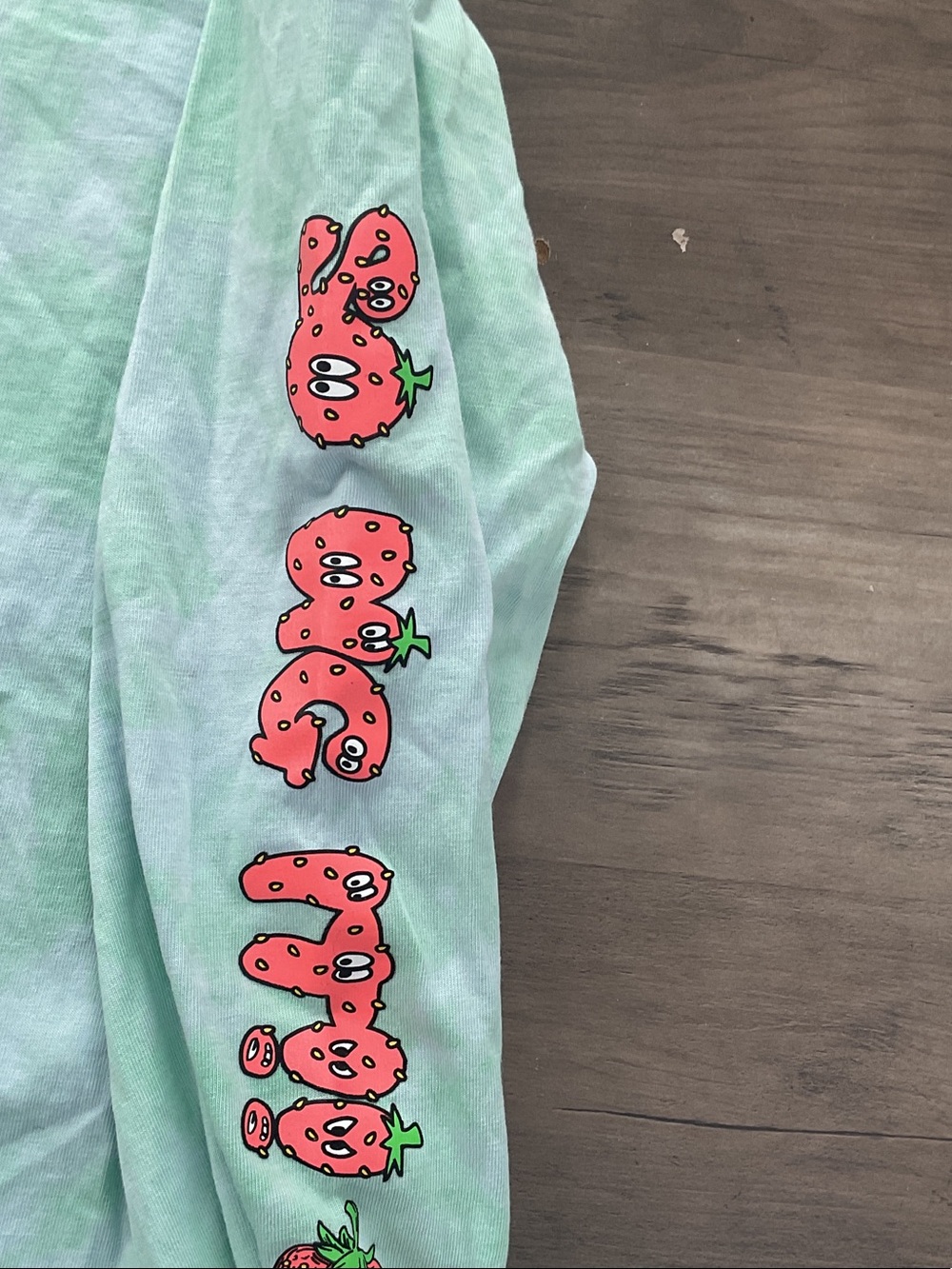 Levi's Mint Green Long Sleeve Tee with Pink Strawberry Logo - Picture 3 of 4